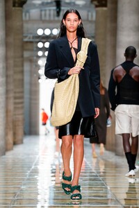 Bottega-Veneta-RTW-SS20-Milan-5496-1568920135.thumb.jpg.51f43344d2d83fbfcc445eaa50fcbe74.jpg