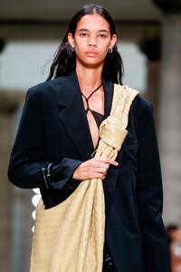 Bottega-Veneta-RTW-SS20-Milan-5501-1568920137.thumb.jpg.df4ab3f2c86232a2d1e67f9f287e69cf.jpg