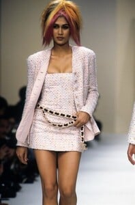 CHANEL-SPRING-1994-RTW-32.thumb.jpg.d4760bd796a2737373ca9f79bb632284.jpg