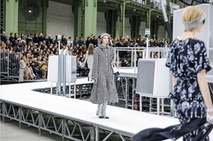 Chanel-RTW-FW17-Paris-0264-1488888136.thumb.jpg.89ea38793cc3da1fac6559c81b4aa5dd.jpg