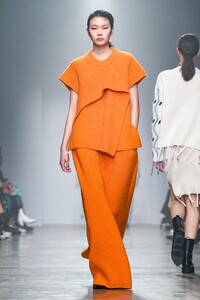 Christian-Wijnants-RTW-FW20-Paris-5749-1582898229.thumb.jpg.97c57d6a9952377383f345f4d9b3bf16.jpg