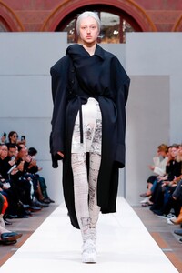 Comme-des-Garcons-RTW-SS19-Paris-9156-1538237119.thumb.jpg.3d1edb04ed0e4772985bd5fb47c7c60d.jpg