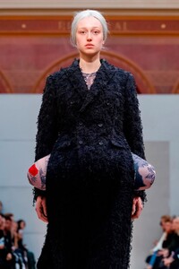 Comme-des-Garcons-RTW-SS19-Paris-9298-1538237594.thumb.jpg.6c7513d6e58814ba0a1094c6c0722f5a.jpg