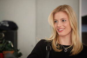 Community-Gillian-Jacobs.thumb.jpg.a3d414e1950212b3c3d46779c7f85400.jpg