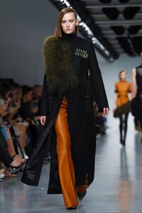 David-Koma-RTW-FW17-London-9580-1487524627.thumb.jpg.8e9a30abb378e6e570debf9c900173c7.jpg