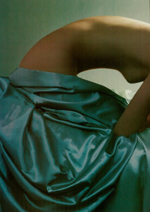 Delaporte_Vogue_Italia_May_2004_04.thumb.png.502da4239ebd64cc50a30f38b62e5e9e.png