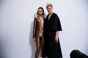 Dior-Couture-FW18-Paris-9575-1527863283.thumb.jpg.d5ef9521c78268ad7270fd703097e656.jpg
