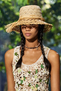 Dior_0100.thumb.jpg.51e0e415ba7ff37327edba3d52768bbb.jpg