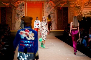 Dolce-And-Gabbana-RTW-FW18-Milan-6670-1519570266.thumb.jpg.f9090b0b1eec06546377ce0039ebeefa.jpg