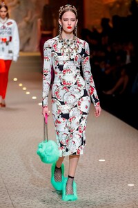 Dolce-And-Gabbana-RTW-FW18-Milan-6674-1519570272.thumb.jpg.0d6abb0bd4aec81dfb5605be6f37de56.jpg