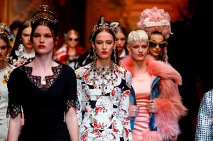 Dolce-And-Gabbana-RTW-FW18-Milan-7103-1519570881.thumb.jpg.5bbcd28b1717b2ac24285a07cffc1429.jpg