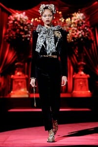 Dolce-Gabbana-RTW-FW19-Milan-5896-1551019007.thumb.jpg.eb71598a640eccf39a34399421e6b1ad.jpg