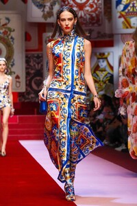 Dolce-and-Gabbana-RTW-SS18-Milan-5284-1506264377.thumb.jpg.8bbf0282da1f843d0961e0950333b150.jpg