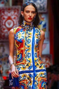 Dolce-and-Gabbana-RTW-SS18-Milan-5285-1506264380.thumb.jpg.b229670086137433b35f263e5bffed2d.jpg