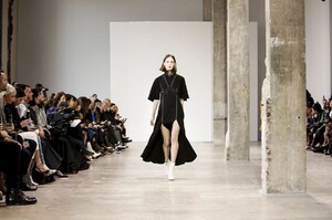 Ellery-RTW-FW17-Paris-6295-1488894842.thumb.jpg.1662db05e14f16be796412d9ae14ca6b.jpg