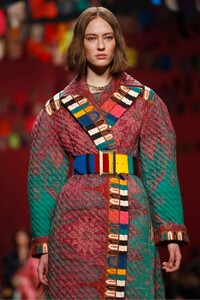 Etro-RTW-FW17-Milan-3113-1487943425.thumb.jpg.198a16867aa1a6e45c4cc710f3d8f275.jpg