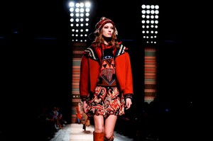 Etro-RTW-FW18-Milan-1987-1519396208.thumb.jpg.5f221267c237df0e79e8177e9a21125f.jpg