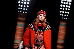 Etro-RTW-FW18-Milan-2200-1519396630.thumb.jpg.268cc1eae1af9b7418ed7d6f5cf70571.jpg