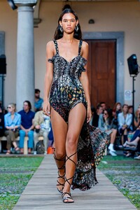 Etro-RTW-SS20-Milan-7336-1568990524.thumb.jpg.f6a1fec71c147f80c7a34623fe409969.jpg