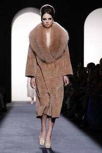 Fendi-Couture-FW18-Paris-7228-1528051212.thumb.jpg.b25b224c438a2574bd556e58520275e8.jpg