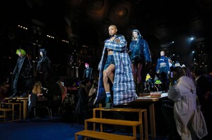 Fenty-Puma-RTW-FW17-Paris-2164-1488837435.thumb.jpg.dcd68b6fd97cbfc4eecc59ed7f5d8fb7.jpg