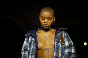 Fenty-Puma-RTW-FW17-Paris-5356-1488836674.thumb.jpg.dc11c5c0123b9a33be0eec5b52ea92db.jpg