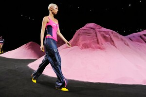 Fenty-X-Puma-by-Rihanna-RTW-SS18-New-York-4721-1505097478.thumb.jpg.9c7e329ae9064ffd2842dc70c6a79bf0.jpg