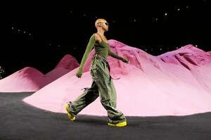 Fenty-X-Puma-by-Rihanna-RTW-SS18-New-York-4829-1505097722.thumb.jpg.0636d86e759802f19f9b34593580ec10.jpg