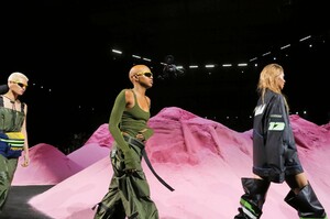 Fenty-X-Puma-by-Rihanna-RTW-SS18-New-York-4877-1505097900.thumb.jpg.6f51799f66f0f7a92bc121fa2f10674a.jpg