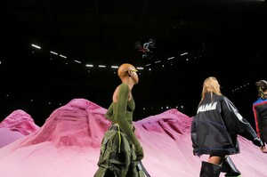Fenty-X-Puma-by-Rihanna-RTW-SS18-New-York-4878-1505097900.thumb.jpg.f3bf3c7f7f30c1a1591a7a5951b6b37a.jpg