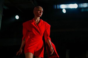 Gareth-Pugh-RTW-SS19-London-34307-1537036581.thumb.jpg.ed980d0c490ae6f4d18494f7bb619eaf.jpg