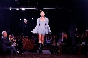 Gareth-Pugh-RTW-SS19-London-3530-1537036945.thumb.jpg.c5baad61931c04df2939a1ffe56e1c75.jpg