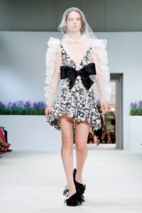 Giambattista-Valli-Couture-FW18-Paris-4267-1530562349.thumb.jpg.6650c7ed08fef02aa840ce259d3a0188.jpg