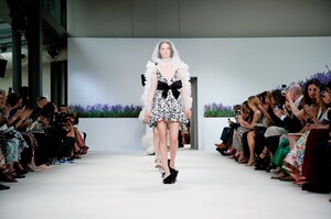 Giambattista-Valli-Couture-FW18-Paris-4561-1530563049.thumb.jpg.cf9cb2943c23d97e489c9eb841c52d43.jpg