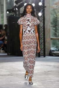 Giambattista-Valli-RTW-SS18-Paris-0476-1506952949.thumb.jpg.ea2594dc8fa611cf873546bd933957e1.jpg