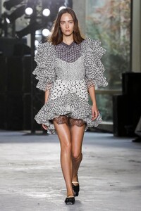 Giambattista-Valli-RTW-SS18-Paris-0540-1506953037.thumb.jpg.2a6b50bba0f83021c6c62a8872b9c1ce.jpg