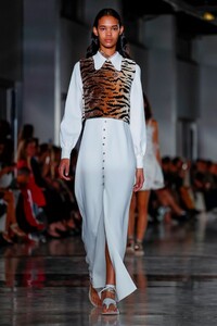 Giambattista-Valli-RTW-SS19-Paris-3454-1538399024.thumb.jpg.019145449d88e30ca2a0cbc6b946d91f.jpg