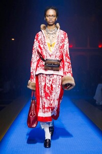 Gucci-RTW-SS18-Milan-3387-1505922073.thumb.jpg.40ea7ef5365bc0771f5c18f172f58745.jpg