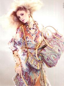 Heidi_di_Battista_Etro_Spring_Summer_2010_02.thumb.jpg.e0765b1bfb5df8ae4dd5b710632e2a0b.jpg