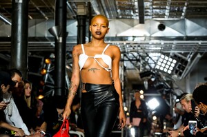 Helmut-Lang-RTW-SS18-New-York-4285-1505165957.thumb.jpg.748540448b27cd764bdbf9f79afd841e.jpg