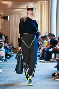 Iceberg-RTW-SS19-Milan-1405-1537541051.thumb.jpg.0d193369de5fe6bdec95206ece815269.jpg