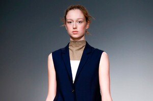 J-JS-Lee-RTW-SS19-London-0090-1536923630.thumb.jpg.8b1e53f5df89ceecfa1d30e52fb3f7ff.jpg