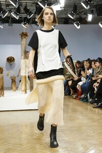 JW-Anderson-RTW-FW18-London-2999-1518862266.thumb.jpg.8bd9b560230e4f7c973211565c76fa00.jpg