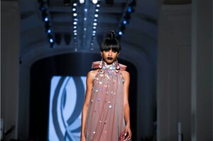 Jean-Paul-Gaultier-Couture-SS18-Paris-5215-1516807038.thumb.jpg.4cbd67adea37a7348d58bf61c16f8f8b.jpg