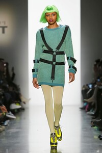 Jeremy-Scott-RTW-FW18-New-York-0674-1518125715.thumb.jpg.d93483d693cf0779f484efc1c10f1d98.jpg