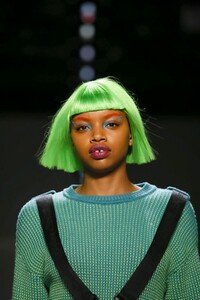 Jeremy-Scott-RTW-FW18-New-York-0676-1518125720.thumb.jpg.b5a37667a8148c0e9cceb83eefa6a0c4.jpg