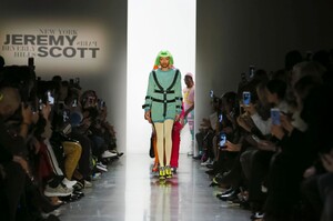 Jeremy-Scott-RTW-FW18-New-York-0983-1518126325.thumb.jpg.5b0b2dfb0f145822918bc26c020a9061.jpg