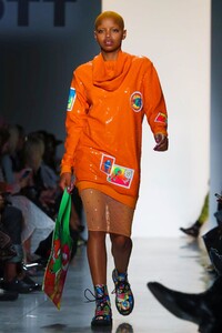 Jeremy-Scott-RTW-SS18-New-York-5600-1504928983.thumb.jpg.faa9ee77e90d0fae157e2727134b43ea.jpg