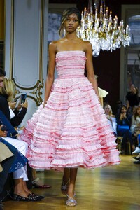 John-Galliano-RTW-SS18-Paris-9221-1506884058.thumb.jpg.43460e1e133c35a74169f01eb1e0945e.jpg