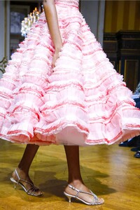 John-Galliano-RTW-SS18-Paris-9224-1506884061.thumb.jpg.d74a1a0beb39ff0b34fa5a11ca6d7cae.jpg